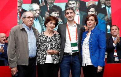 La familia de Undiano Mallenco le arropa en su homenaje.