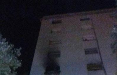 Fachada del edificio donde se ha producido el incendio en Santa Coloma de Gramenet.