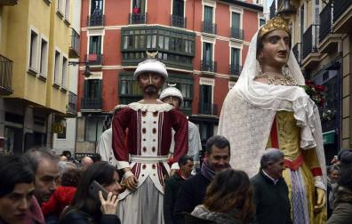 Imágenes del recorrido de los gigantes y cabezudos de Pamplona por San Saturnino