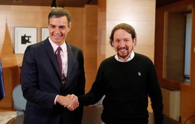 El presidente del Gobierno en funciones, Pedro Sánchez, y el líder de Podemos, Pablo Iglesias, durante la reunión para recabar apoyo a la investidura