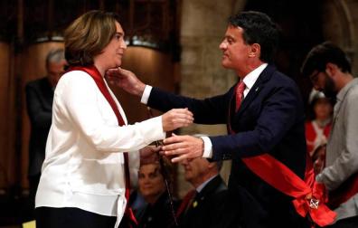 Ada Colau y Manuel Valls se abrazan tras el nombramiento de la primera como alcaldesa de Barcelona.