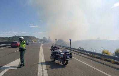 Corte en la AP-15 por un incendio de vegetación en las cercanías de Pueyo