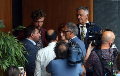 Unai Hualde, Manu Ayerdi y Koldo Martínez, de Geroa Bai, informan en mitad del receso cómo están las negociaciones con el PSN a Maiorga Ramírez, Bakartxo Ruiz y Adolfo Araiz, de EH Bildu.