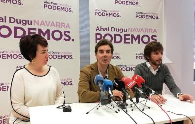 Eduardo Santos (en el centro), secretario general de Podemos Navarra, acompañado de los parlamentarios Ainhoa Aznárez y Mikel Buil.