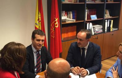 Casado (PP) y Esparza (UPN), reunidos en el Parlamento de Navarra
