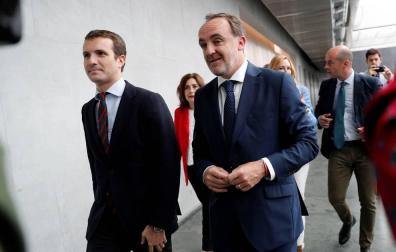 Esparza dice que el PSOE pacta en Navarra "con escaños manchados de sangre"