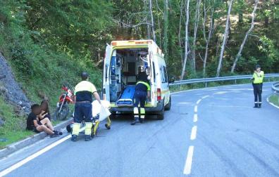 Herido leve un motorista tras salirse la vía en Ibardi