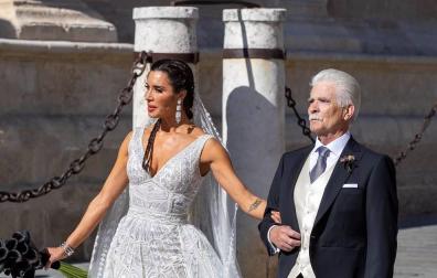 El futbolista sevillano del Real Madrid y la presentadora televisiva se han dado el "sí, quiero" en la Catedral de Sevilla