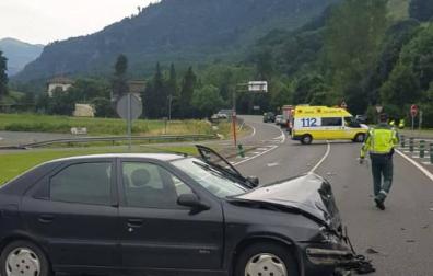 Uno de los dos vehículos accidentados, cruzado en la carretera.
