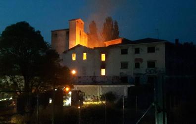 Declarado un incendio en la antigua harinera de Huarte