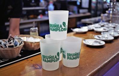 Los hosteleros de Pamplona piden mejoras en el sistema de vasos reutilizables
