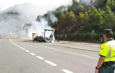 Los bomberos apagan el fuego del camión.