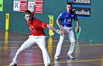 Artola se prepara para golpear una pelota durante la semifinal del Cuatro y Medio de San Fermín.