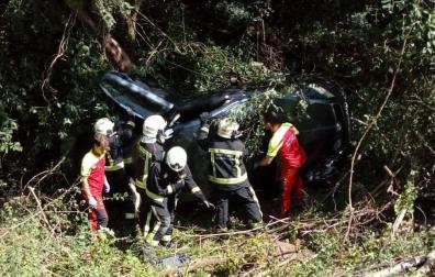 Los bomberos han tenido que desatrapar a la persona que iba en el vehículo accidentado