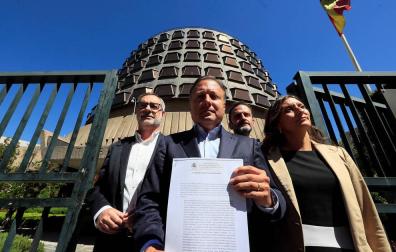 El secretario general de Ciudadanos, José Manuel Villegas (i); el portavoz adjunto del grupo, Joan Mesquida (2i), y los diputados de Ciudadanos, Edmundo Bal (2d) y Sara Giménez (d), registran un recurso de inconstitucionalidad contra la llamada Ley de Abusos Policiales del Parlamento Vasco.