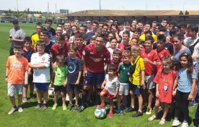 Decenas de aficionados se fotografían con Chimy Ávila en su presentación.