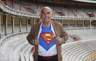 Fernando Lizaur, de 72 años, en el tendido de la plaza de toros y con el logo que le hizo volar hace ahora 40 años.
