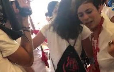 Forcejeo en el balcón del Ayuntamiento por la ikurriña