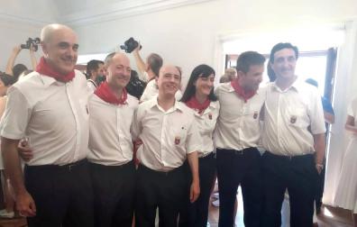 Jesús Garísoain, junto a José Andrés Palacios (presidente), José Vicent Egea (director), Mari Carmen Senosiáin (clarinete) y Luis María San Martín (trompista), en el Ayuntamiento.