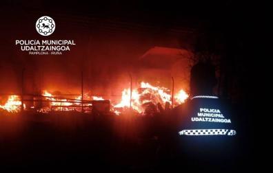 Una persona trasladada y un perro muerto en un incendio en Echavacoiz