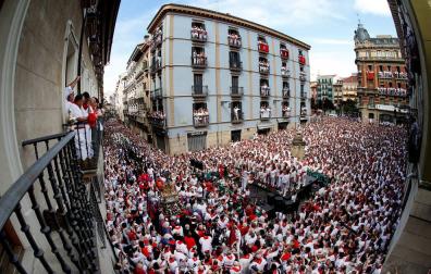 Momento de la jota a San Fermín, en la procesión por las calles de Pamplona.
