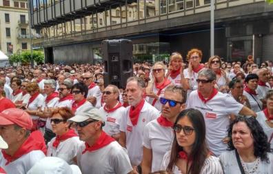 Cientos de personas homenajean a los agredidos en los Sanfermines del 78