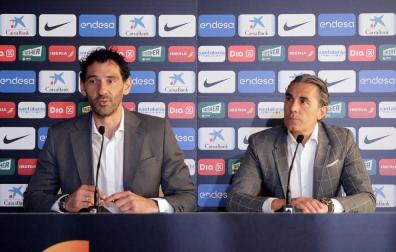 Jorge Garbajosa (i), y el seleccionador Sergio Scariolo (d), anuncian lista de jugadores convocados para preparación de la Copa del Mundo de China 2019.