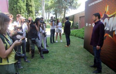 Manu Zapata posa ante los medios de comunicación antes de la rueda de prensa que Los Lobos ofrecieron este martes en la sede de Atresmedia.