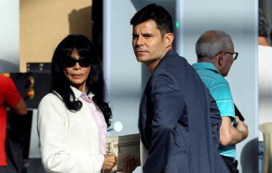 Javier Sánchez Santos y su madre, María Edite, a su llegada la Ciudad de la Justicia de Valencia.