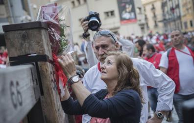 Fotos de los padres de Daniel Jimeno brindando homenaje a su hijo fallecido hace 10 años con un ramo de flores