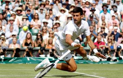 El serbio Novak, defensor del título y número uno del mundo, durante la semifinal de Wimbledon