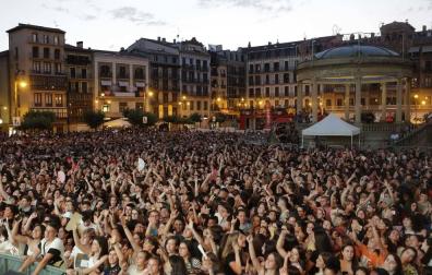 Dos soldados fuera de servicio evitan un apuñalamiento en la plaza del Castillo
