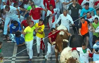 4.000€ por reincidente: un mozo multado por agarrarse a los toros en dos encierros