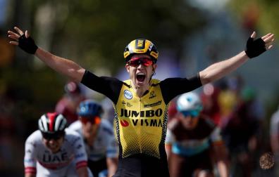 Van Aert, del Jumbo, cruza victorioso la meta de Albi.