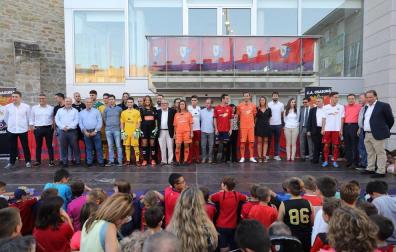 Presentación de la nueva equipación de Osasuna para la temporada 2018 y 2019 y del nuevo autobús del equipo