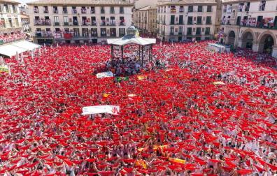 Edurne León, de Ribera Insumisa ,en representación de la entidades feministas Ribera Insumisa y Plataforma 8 de Marzo y Más ha lanzado el cohete