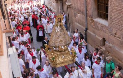 PROCESIÓN DE SANTA ANA 2018. La imagen de Santa Ana a su paso por la calle Portal, enfilando ya su paseo por el Casco Viejo de Tudela el día de su festividad.