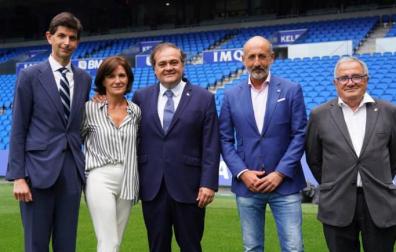 Aitor Fernández de Trocóniz (Alavés), Amaia Gorostiza (Eibar), Jokin Aperribay (Real Sociedad), Aitor Elizegi (Athletic de Bilbao) y Luis Sabalza (Osasuna), en el césped de Anoeta.
