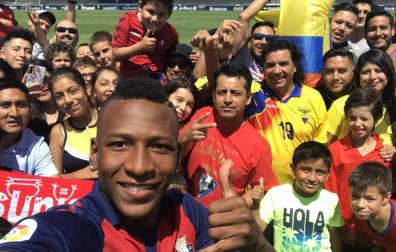 Pervis Estupiñán, con los aficionados rojillos durante su presentación.