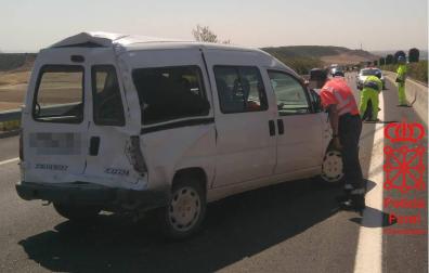 Retenciones en la A-68, en Tudela, tras un accidente entre un camión y una furgoneta