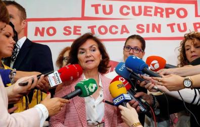 La vicepresidenta del gobierno Carmen Calvo, realiza declaraciones durante su visita al Centro de Igualdad en la localidad madrileña de Móstoles.