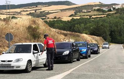 Se colapsan los accesos al embalse de Alloz por la afluencia de visitantes