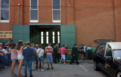 Familiares trasladan el cuerpo de uno de los fallecidos en el accidente de Galisancho (Salamanca)