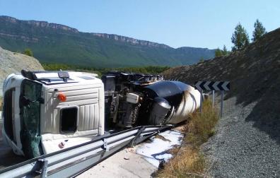 Un camionero resulta herido grave tras volcar en Sigüés