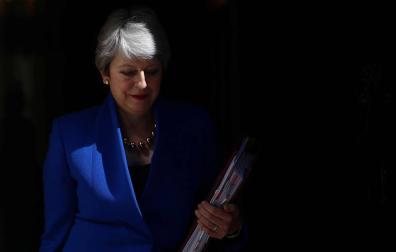 Theresa May abandonando Downing Street.