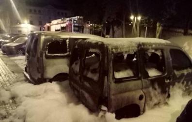 Incendiados tres coches durante la noche en la calle Juan de Labrit de Pamplona
