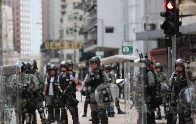 Uno de los cordones de seguridad desplegado por la Policía de Hong Kong.