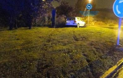 Un conductor se sale de la vía y abandona el vehículo en mitad de una rotonda