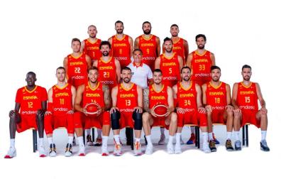Los dieciséis jugadores convocados para jugar con España son (arriba, de izda. a dcha.) Quino Colom, Pau Ribas, Ricky Rubio y Jaime Fernández, (centro, de izda. a dcha.) Xabi Rabaseda, Sergio Llull, el seleccionador Sergio Scariolo, Rudy Fernández y Javier Beirán (abajo, de izda. a dcha.) Ilimane Diop, Víctor Claver, Willy Hernangómez, Marc Gasol, Juancho Hernangómez, Pablo Aguilar, Pierre Oriola y Joan Sastre.
