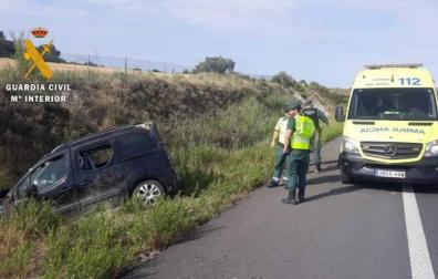 Cuatro miembros de una familia, heridos al volcar su vehículo en la AP-15